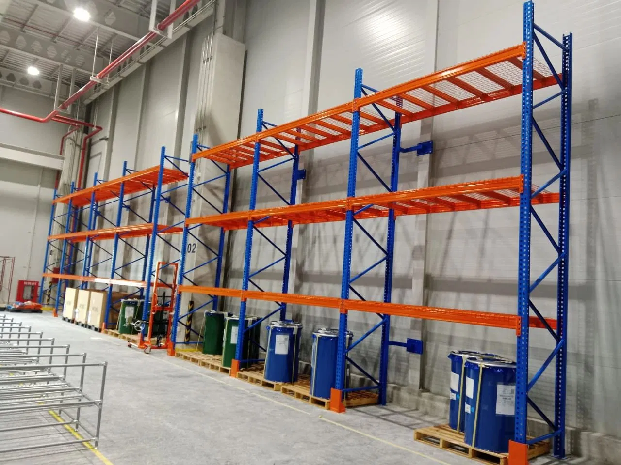 Sistema de estanterías selectivas de palets para almacenamiento de mercancías paletizadas en almacenes industriales