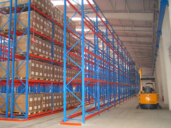 Almacenamiento de almacén industrial duradero ajustable de alta bahía de alta resistencia estantería selectiva de entrada y salida en gravedad estantería cantilever para soluciones eficientes con montacargas