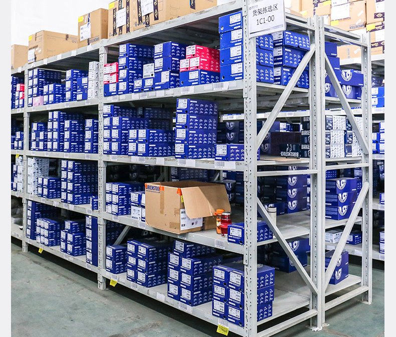 Sistema de estanterías metálicas ajustables y atornilladas para almacenamiento moderno en almacenes de uso industrial
