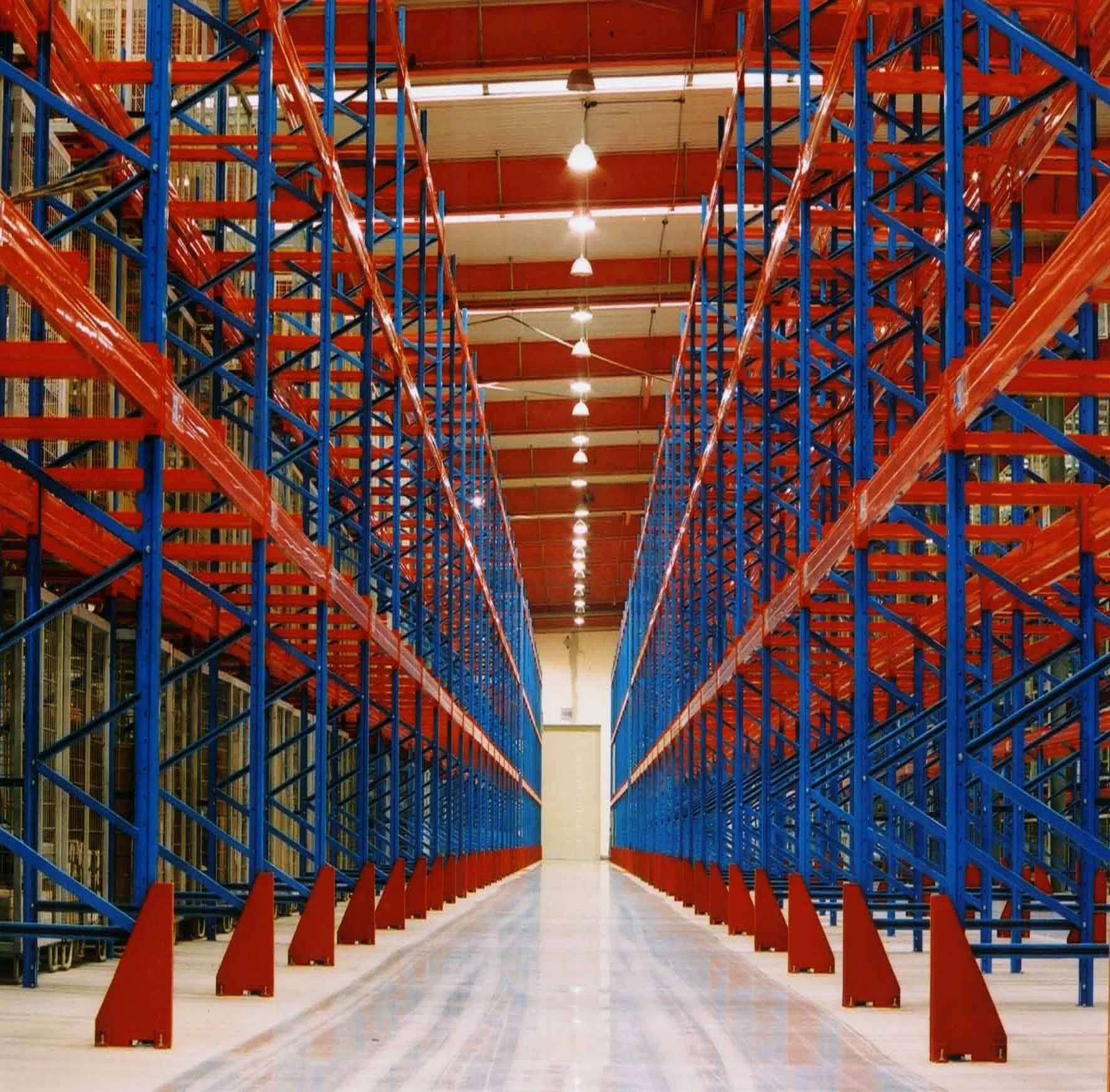 Almacenamiento de almacén industrial duradero ajustable de alta bahía de alta resistencia estantería selectiva de entrada y salida en gravedad estantería cantilever para soluciones eficientes con montacargas