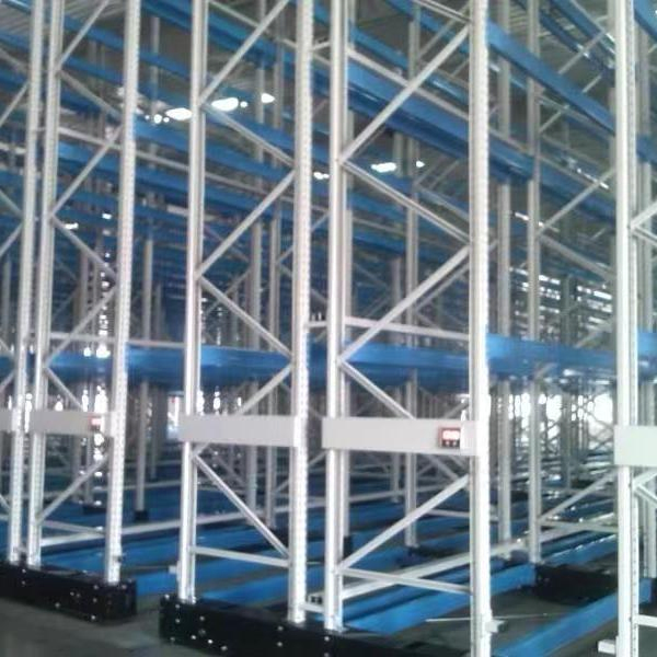 Sistema de estanterías móviles para almacenes inteligentes con integración de transportador de palets y shuttle