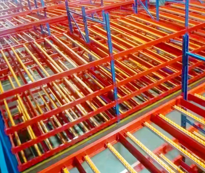 Estantería de flujo con rodillos de limpieza de grado alimenticio para productos terminados de aperitivos y bebidas