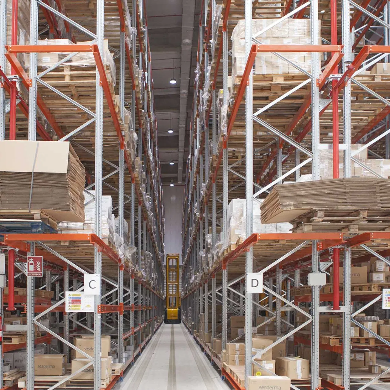 Estantería de Paletas de Alta Capacidad para Pasillos Muy Estrechos Almacenamiento de Almacén Estantería VNA