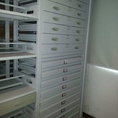 Estantería móvil compacta de archivo manual