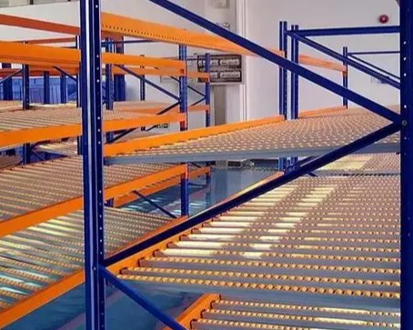 Estantería de rodillos flexible para mercancías estacionales para ajuste dinámico de stock