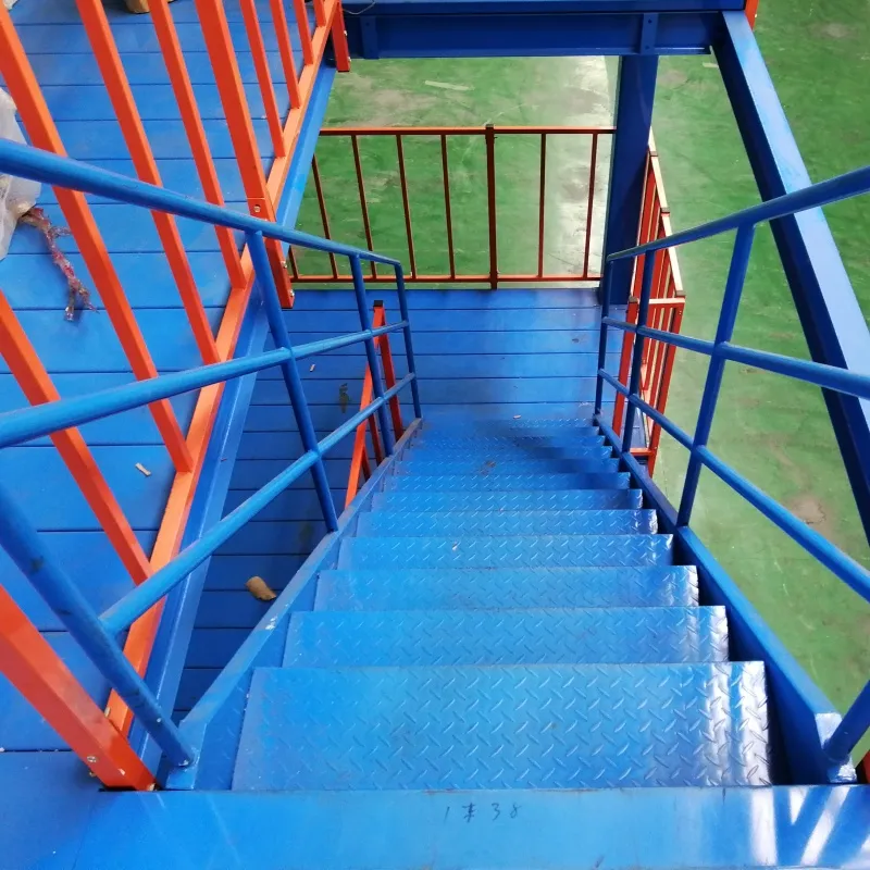 Sistema de estanterías de mezzanine de alta resistencia con escalera, solución de almacenamiento industrial para carga y almacenamiento