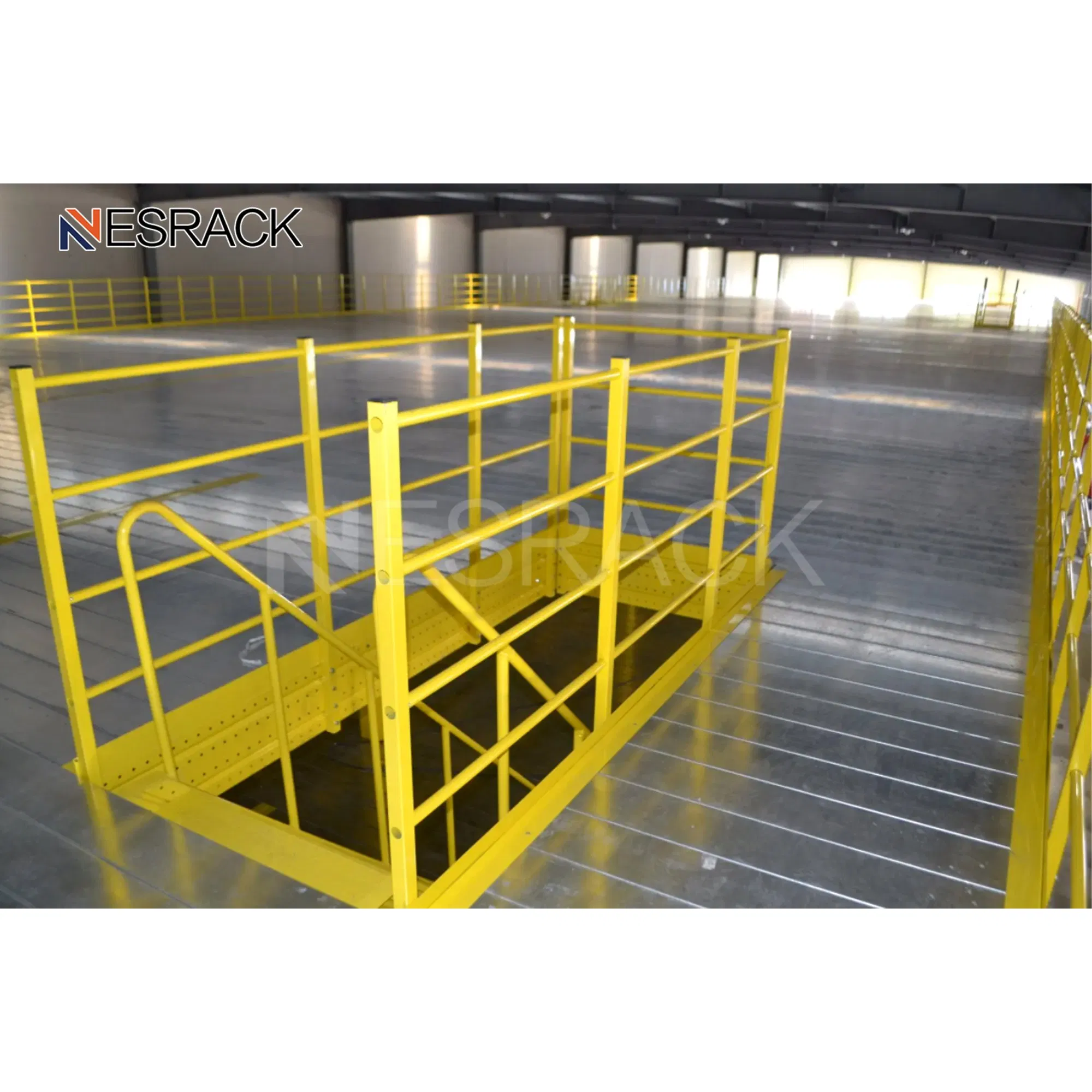 Sistema de estanterías de mezzanine para almacenamiento en almacenes