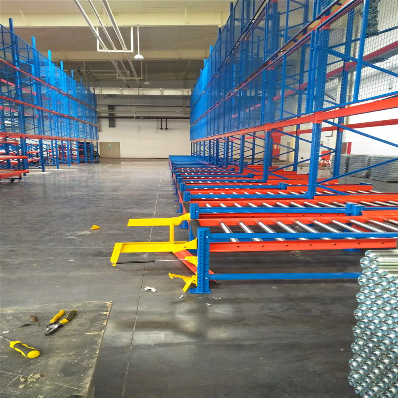 Estante de flujo dinámico para soluciones de almacenamiento en almacenes estante de flujo por gravedad