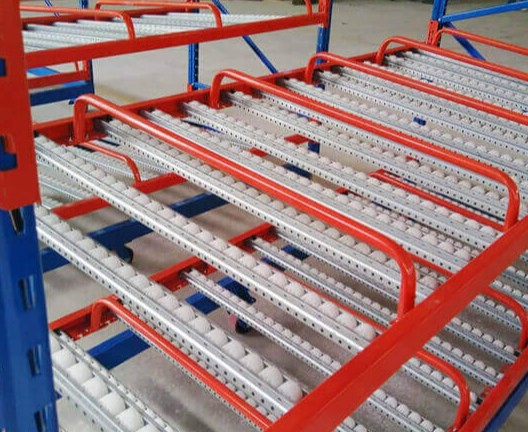 Estantería de flujo con rodillos resistentes a bajas temperaturas para uso en almacenes de almacenamiento en frío