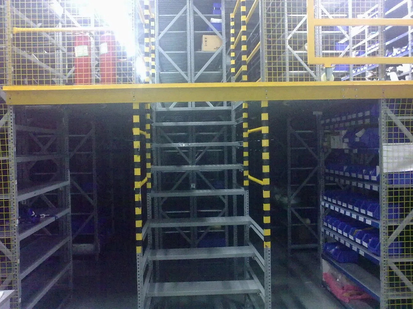 Sistema de estanterías de mezzanine de alta resistencia con escalera, solución de almacenamiento industrial para carga y almacenamiento