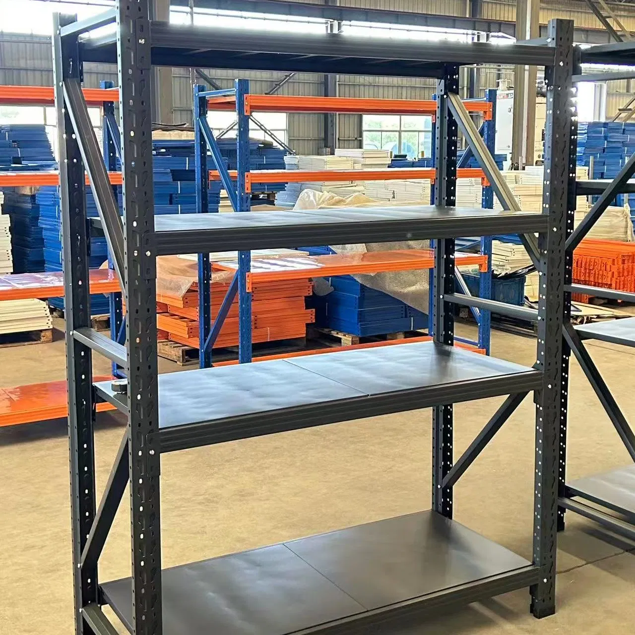 Sistema de estanterías metálicas ajustables y atornilladas para almacenamiento moderno en almacenes de uso industrial