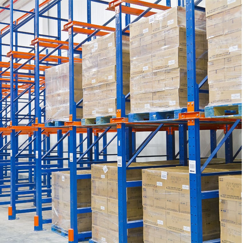 Sistema de estanterías de palets en almacén industrial con acceso directo y rotación rápida