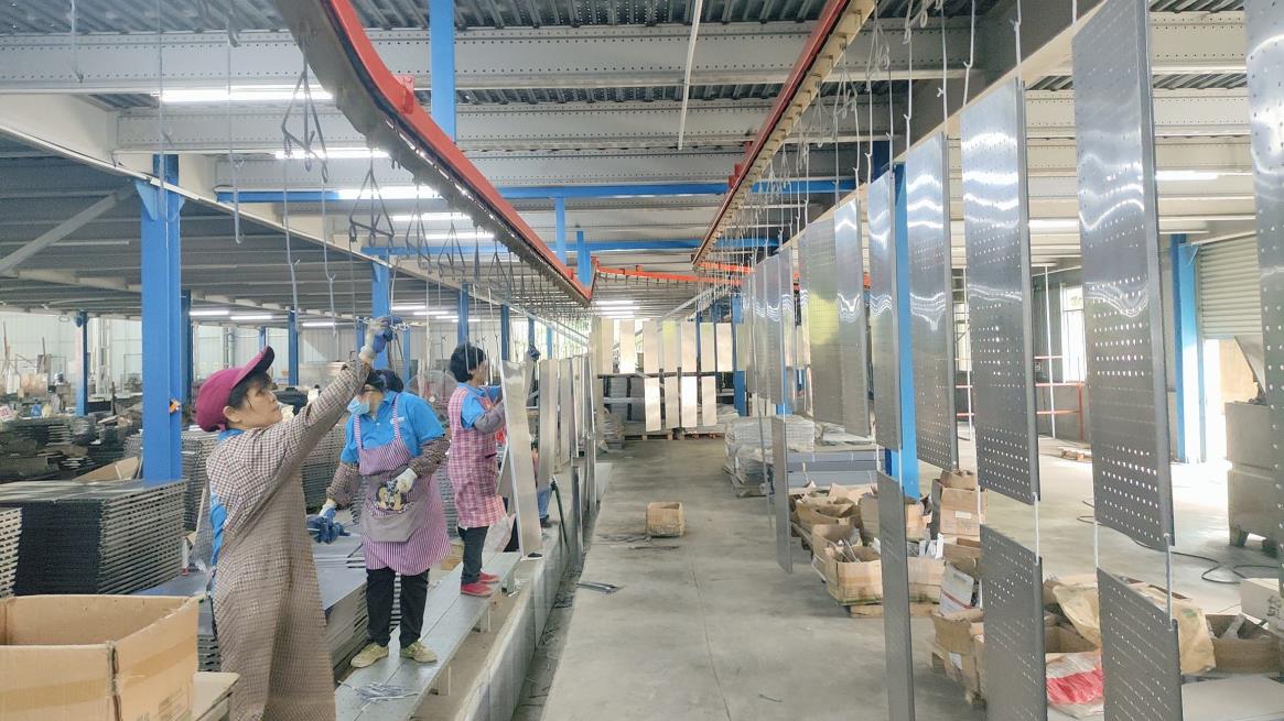 Proceso de colgado de piezas para tratamiento superficial de estanterías - Giga Rack