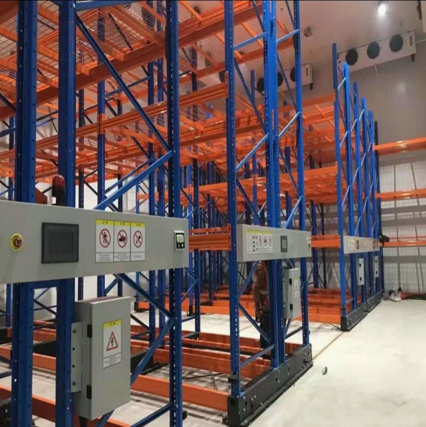 Sistema de estanterías móviles para almacenes inteligentes con integración de transportador de palets y shuttle