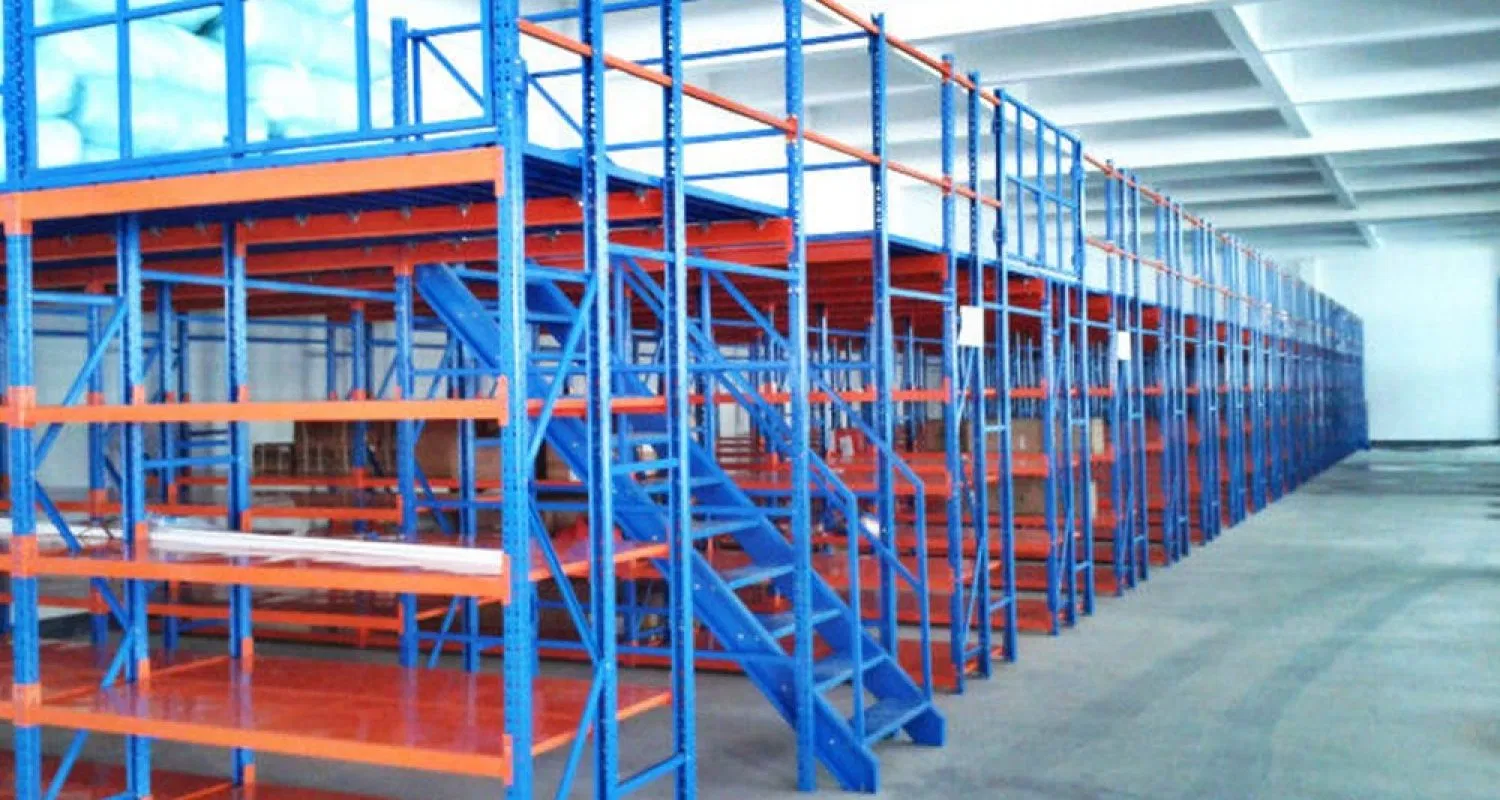 Más productividad con un sistema de entrepiso soportado por estantes