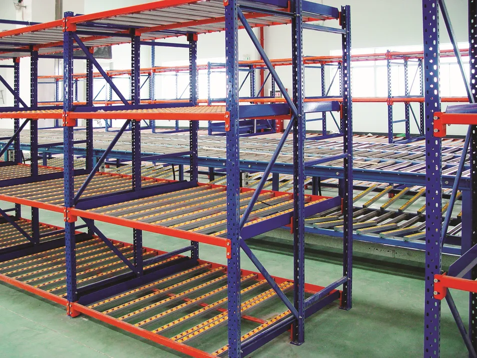 Estantería de flujo con barrera de humedad para almacenamiento de mercancías fácilmente humedecidas