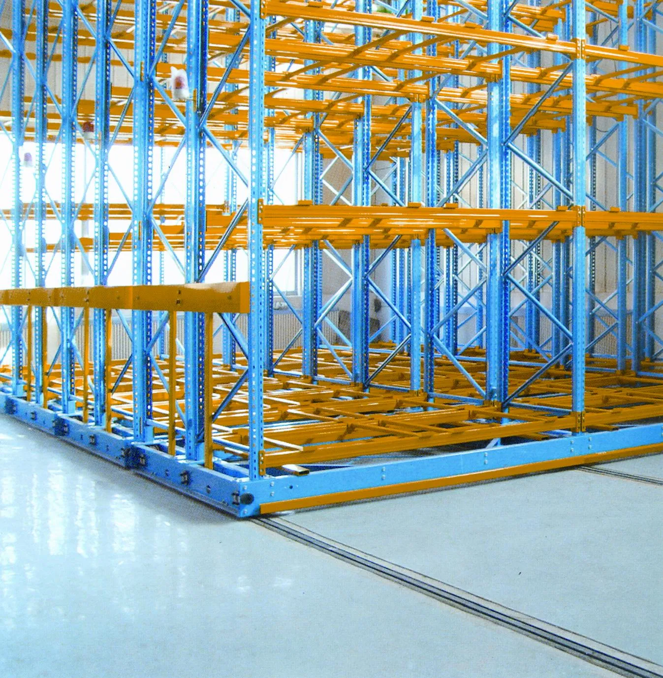 Estante de paletas móvil automatizado con alta capacidad de almacenamiento en densidad