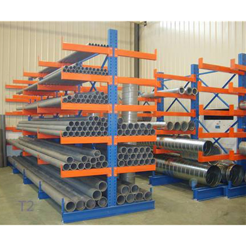 Unidad de estantería cantilever de carga pesada para almacenar materiales de tamaño irregular en planta de fabricación con brazos de acero reforzado