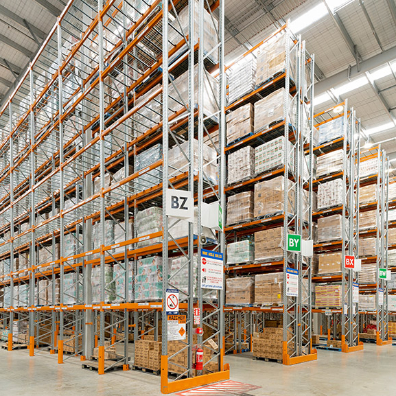 Sistema de estanterías de palets en almacén industrial con acceso directo y rotación rápida