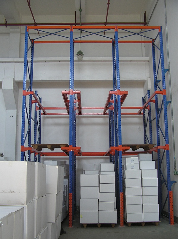 Acceso Directo a Estanterías de Palets en la Vía Industrial