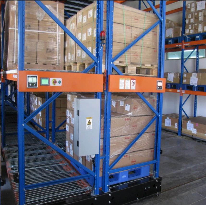Sistema de estanterías móviles para almacenes inteligentes con integración de transportador de palets y shuttle