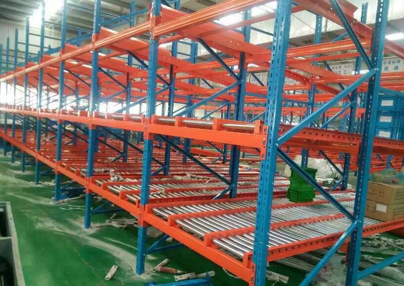 Estantería de flujo gravitacional ligera para almacenamiento y distribución de pequeñas cajas