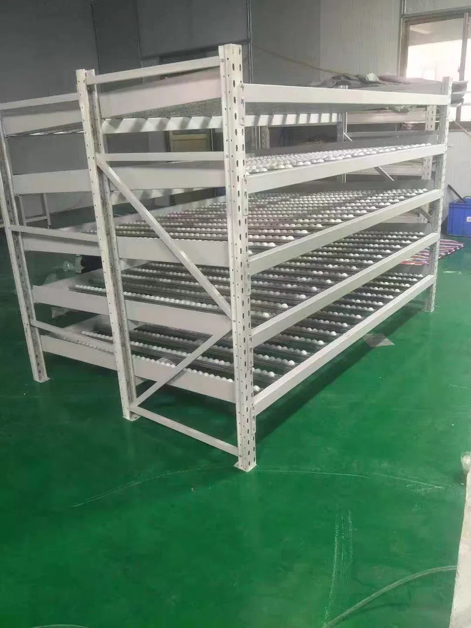 Sistema de estanterías de flujo por gravedad