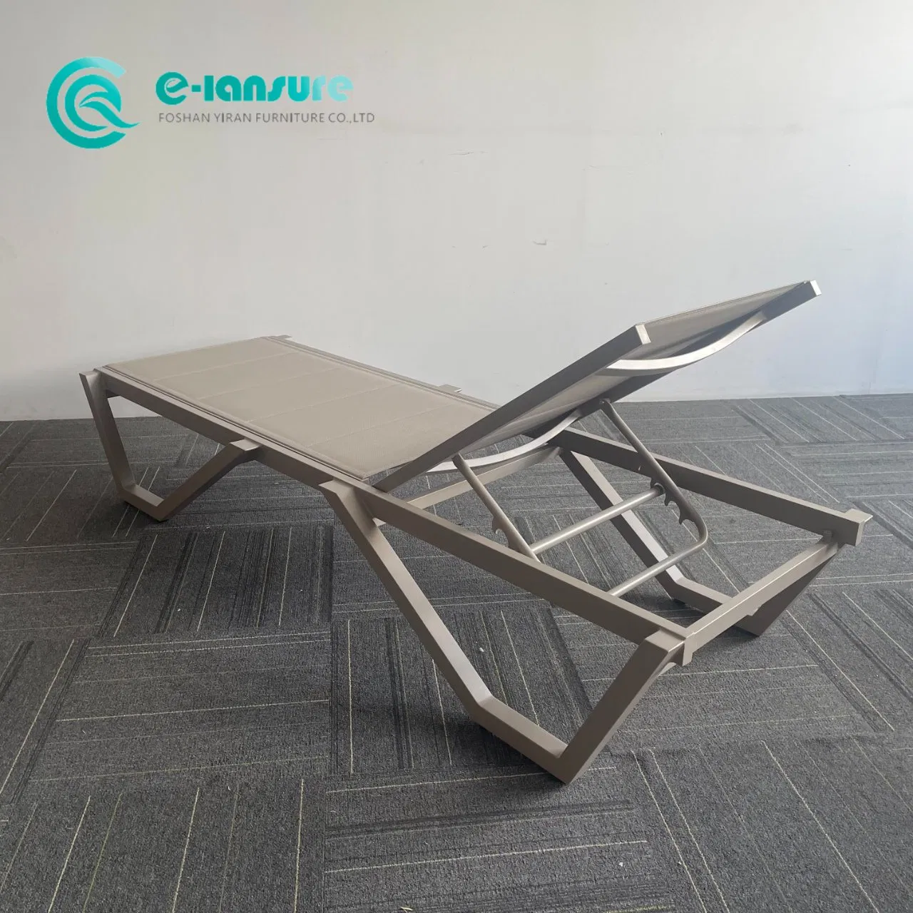 Factory Hot Sale Outdoor Furniture Aluminum Frame Chaise Lounge Chair Waterproof Fabric Recliner Chair Poolside Sun Bed for Hotel Resort