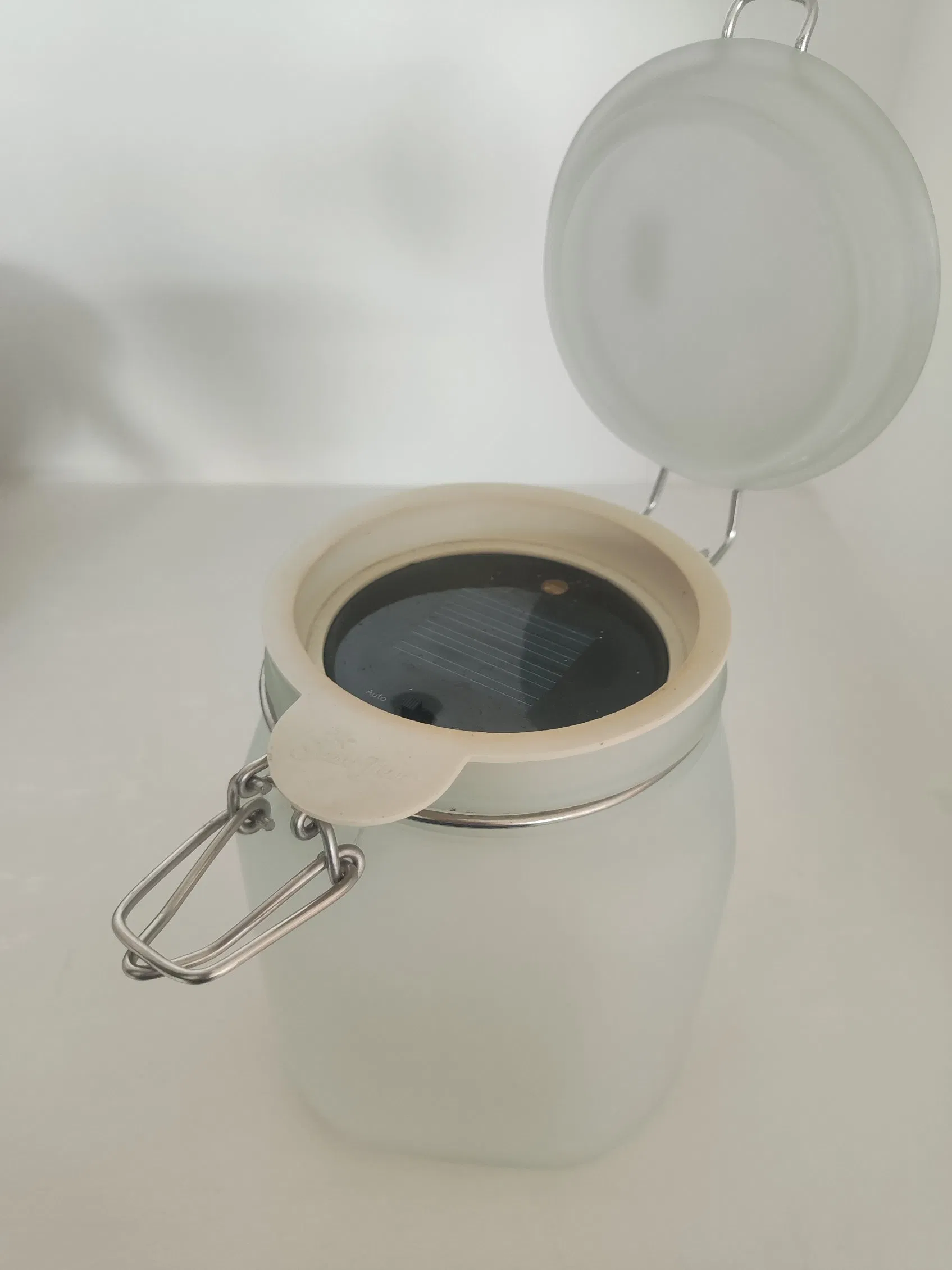 Eco Friendly Rechargeable Solar Light with Decorative Sunjar Display