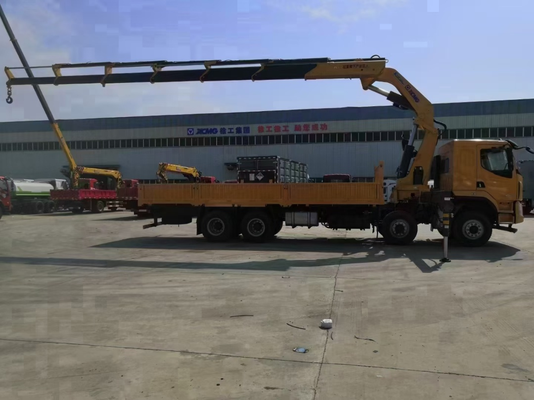 28-Ton Folding Arm Crane: Ideal for Heavy Lifting