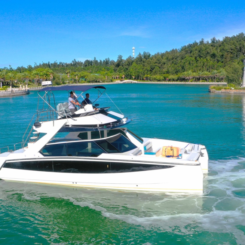 China Factory High Quality Precise Business Yacht for Sea