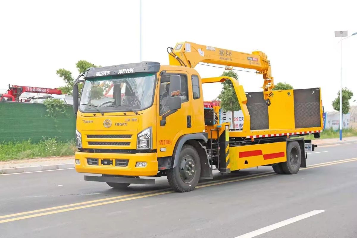 Heavy-Duty Wrecker Truck with Boom Crane for Towing