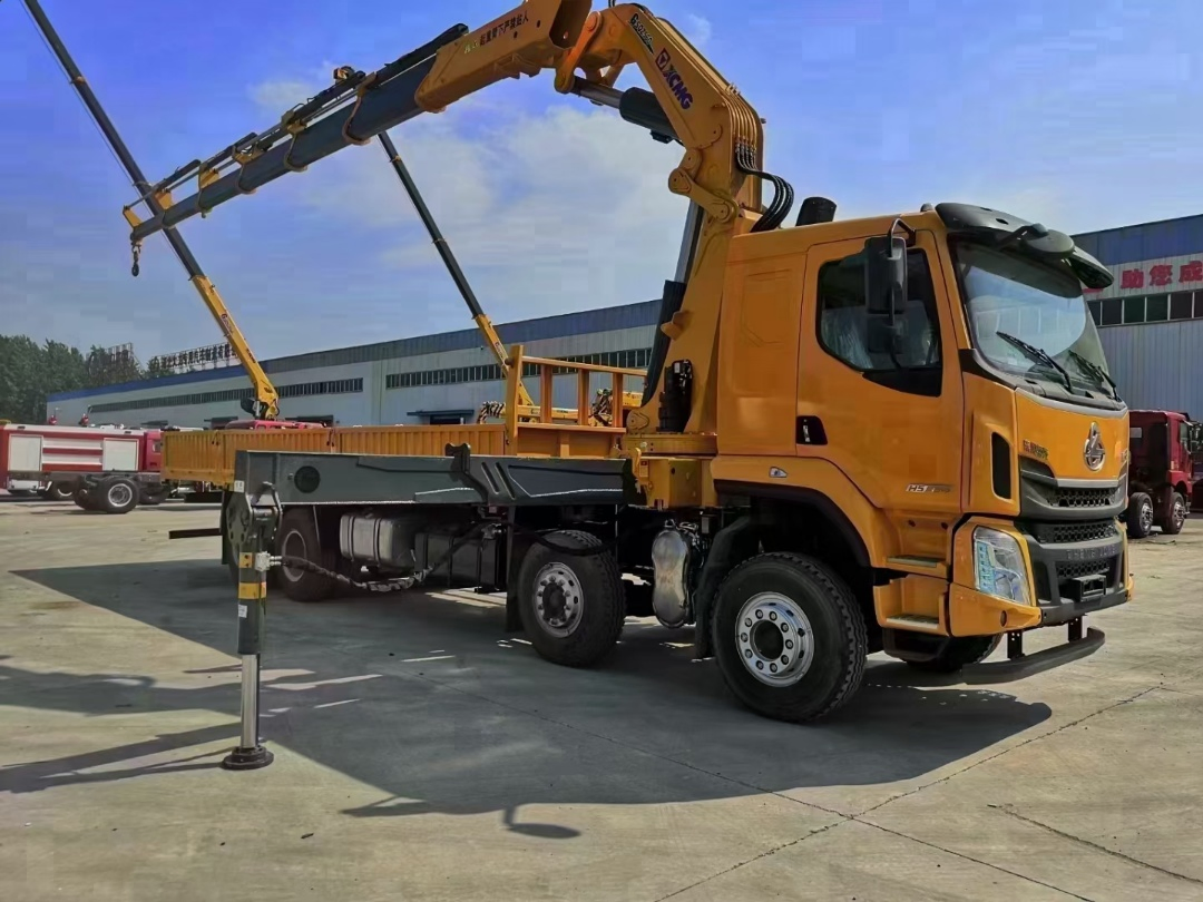 28-Ton Folding Arm Crane: Ideal for Heavy Lifting