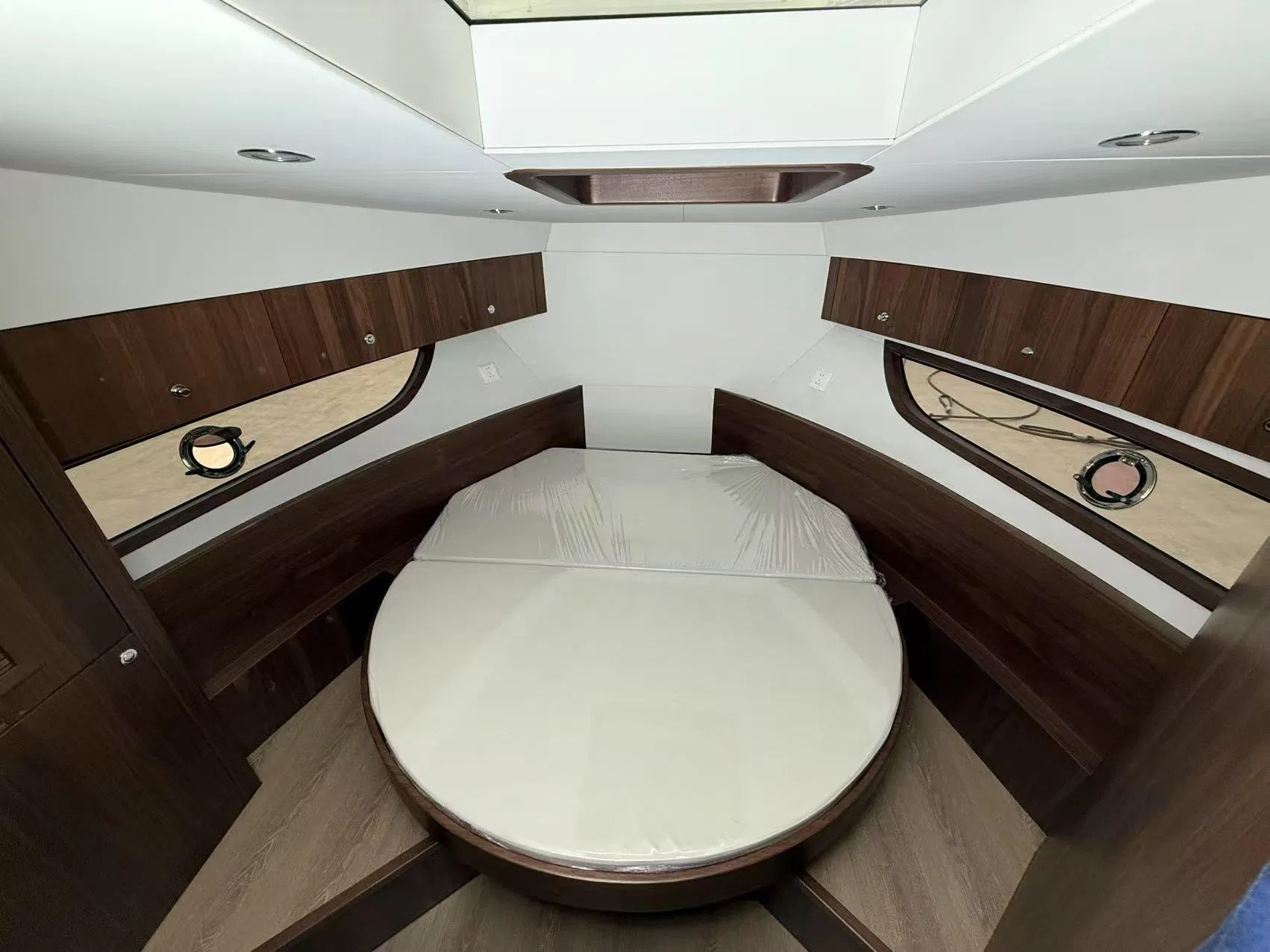 Shine33 Fiberglass Luxury Motor Yacht Customizable Entertainment Boat Factory Direct