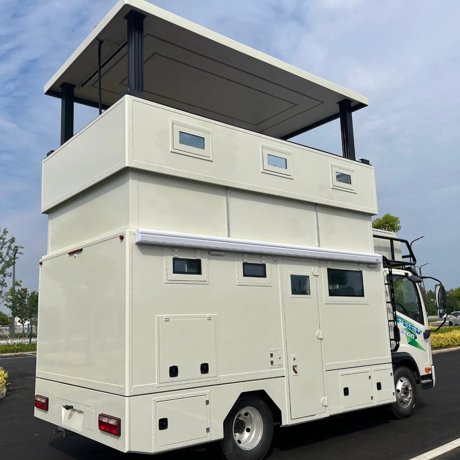 Clw Chengli FAW Jiefang Sinotruck HOWO Russian Doll Matryoshka-Style Pop-Top Self-Propelled RV Side Rear Expansion Elevating Recreational Vehicle Motorcoach