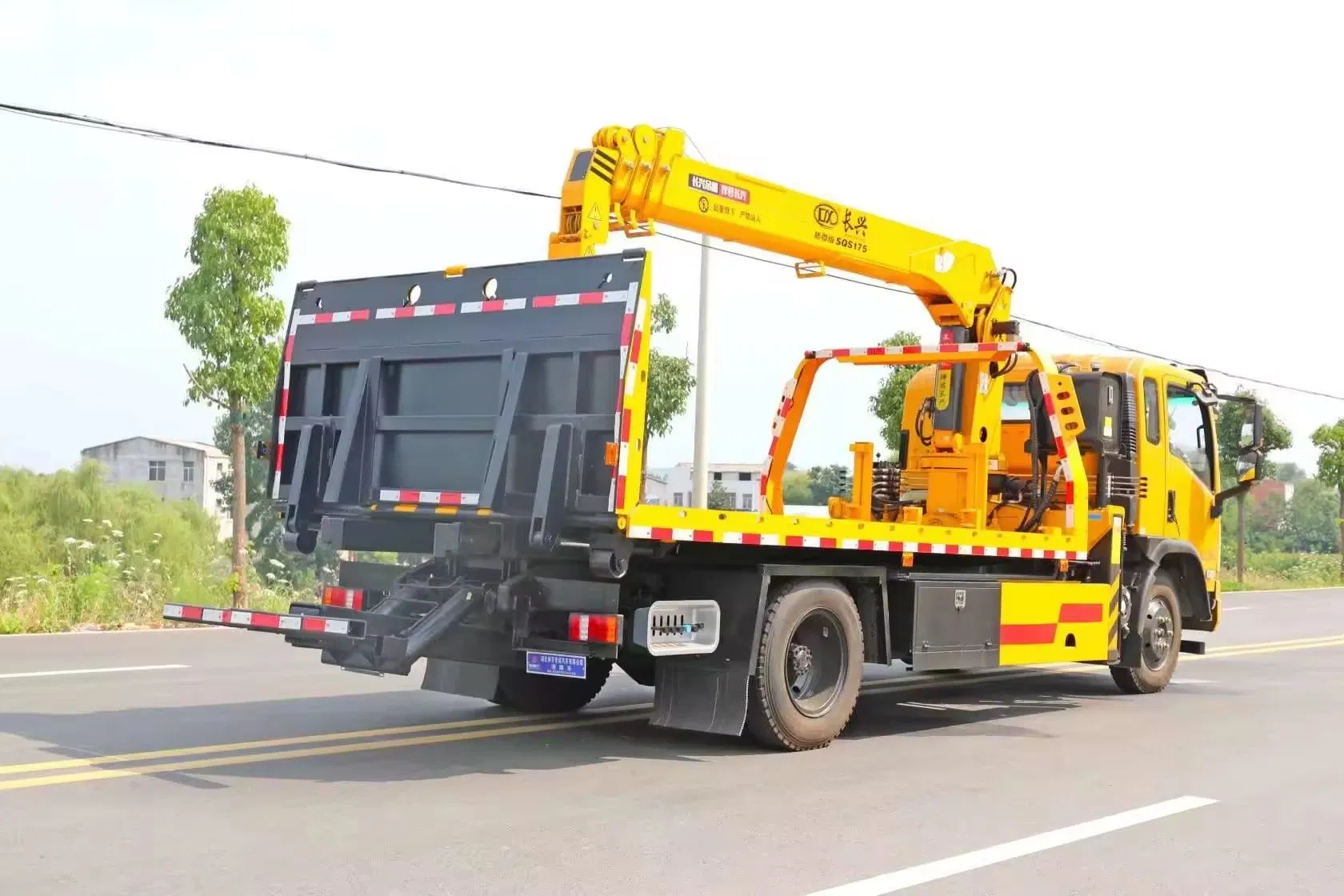 Heavy-Duty Wrecker Truck with Boom Crane for Towing