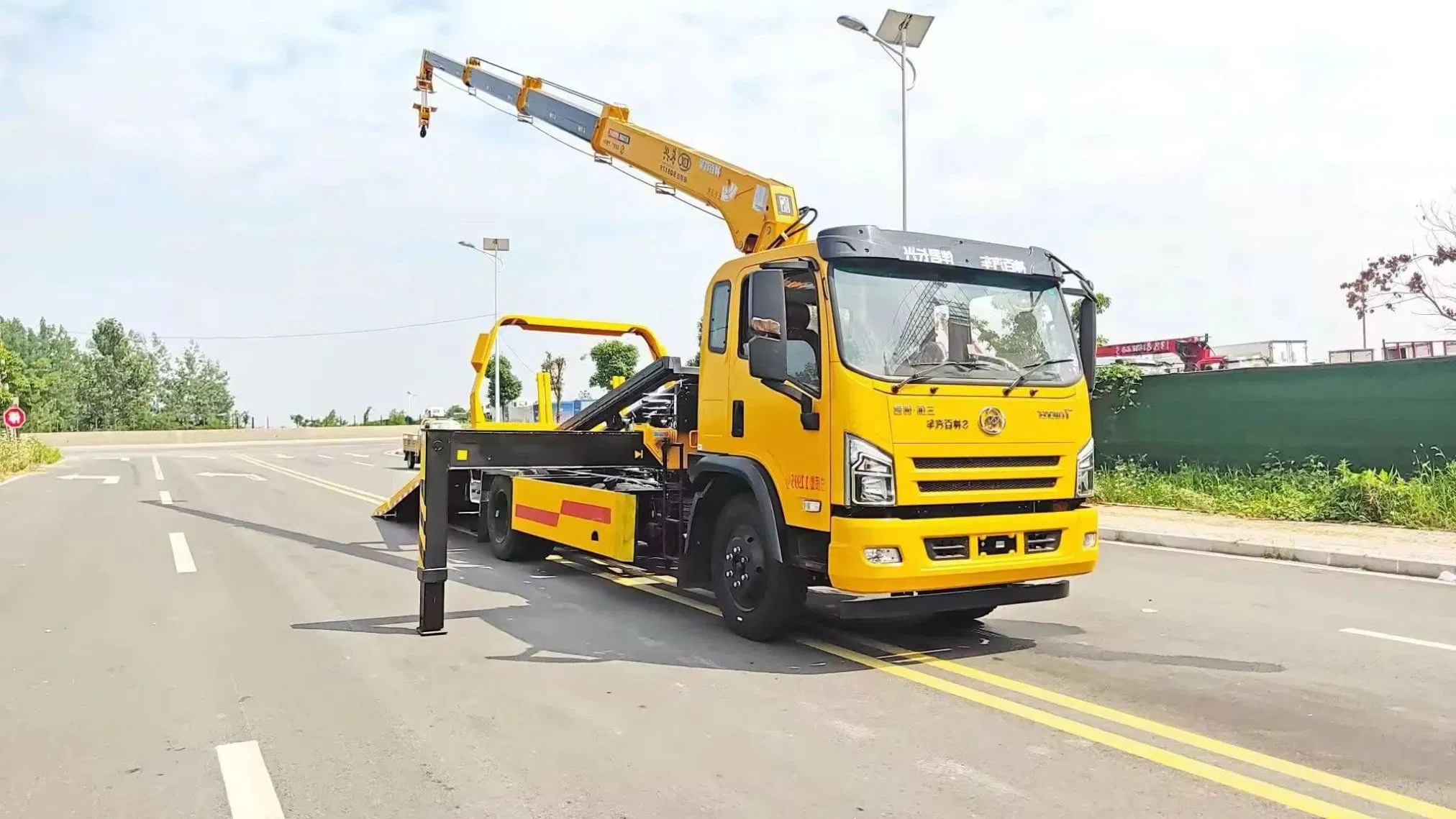 Heavy-Duty Wrecker Truck with Boom Crane for Towing