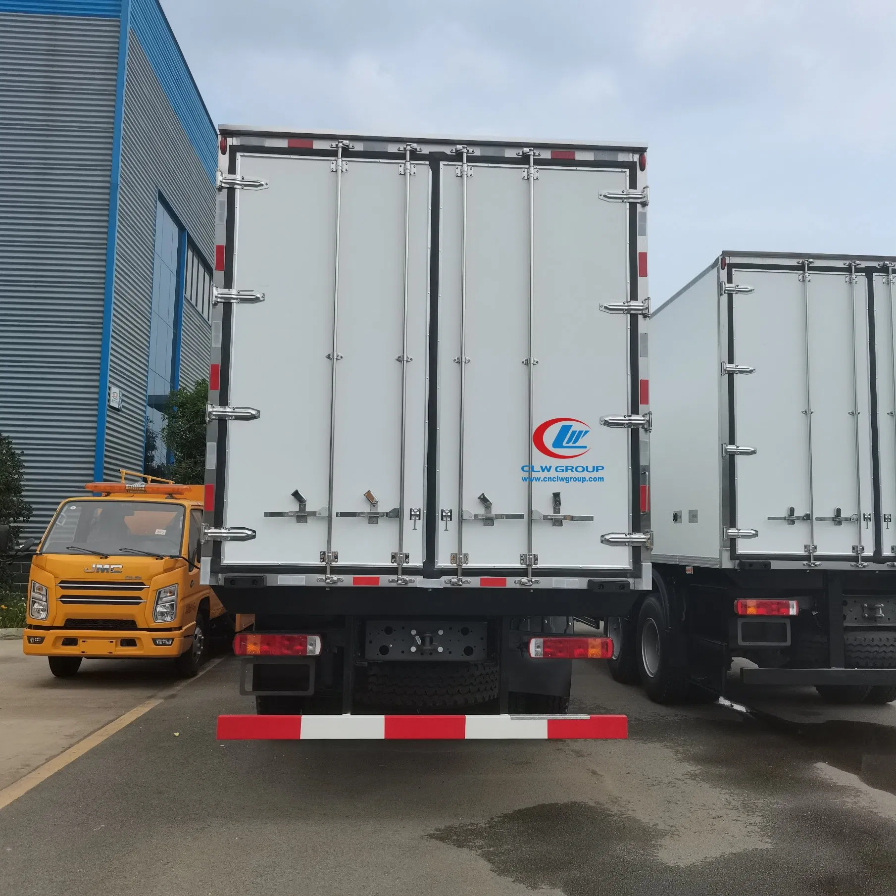 Sinotruk HOWO 6X4 10 Wheeler 20tons Carrier Truck Heavy Duty Refrigeration Unit Freezing Van Delivery Truck