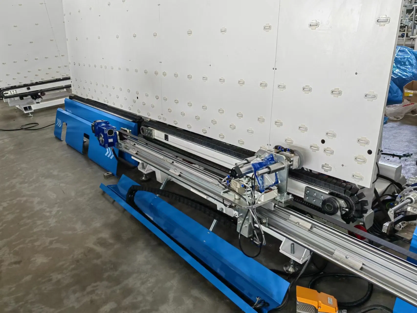 Automatic Vertical CNC Insulating Glass Sealing Robot for Double Glazing Glass Processing