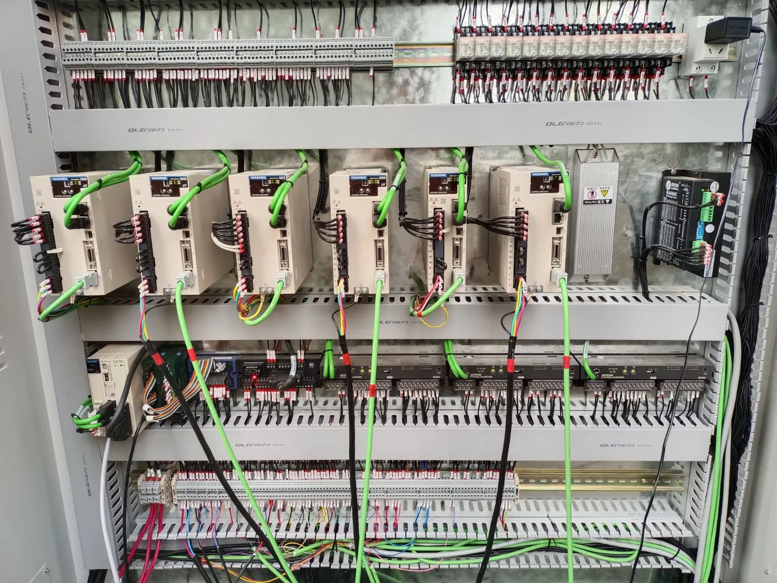 Automatic Vertical CNC Insulating Glass Silicone Sealant Sealing Robot for Double Glazing Glass Windows and Windows