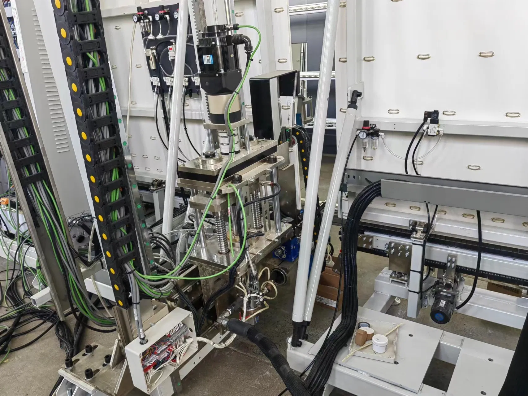 Robotic CNC Automatic Insulating Glass Hot Melt Sealing Robot Machine for Igu Double Glazing Glass Processing