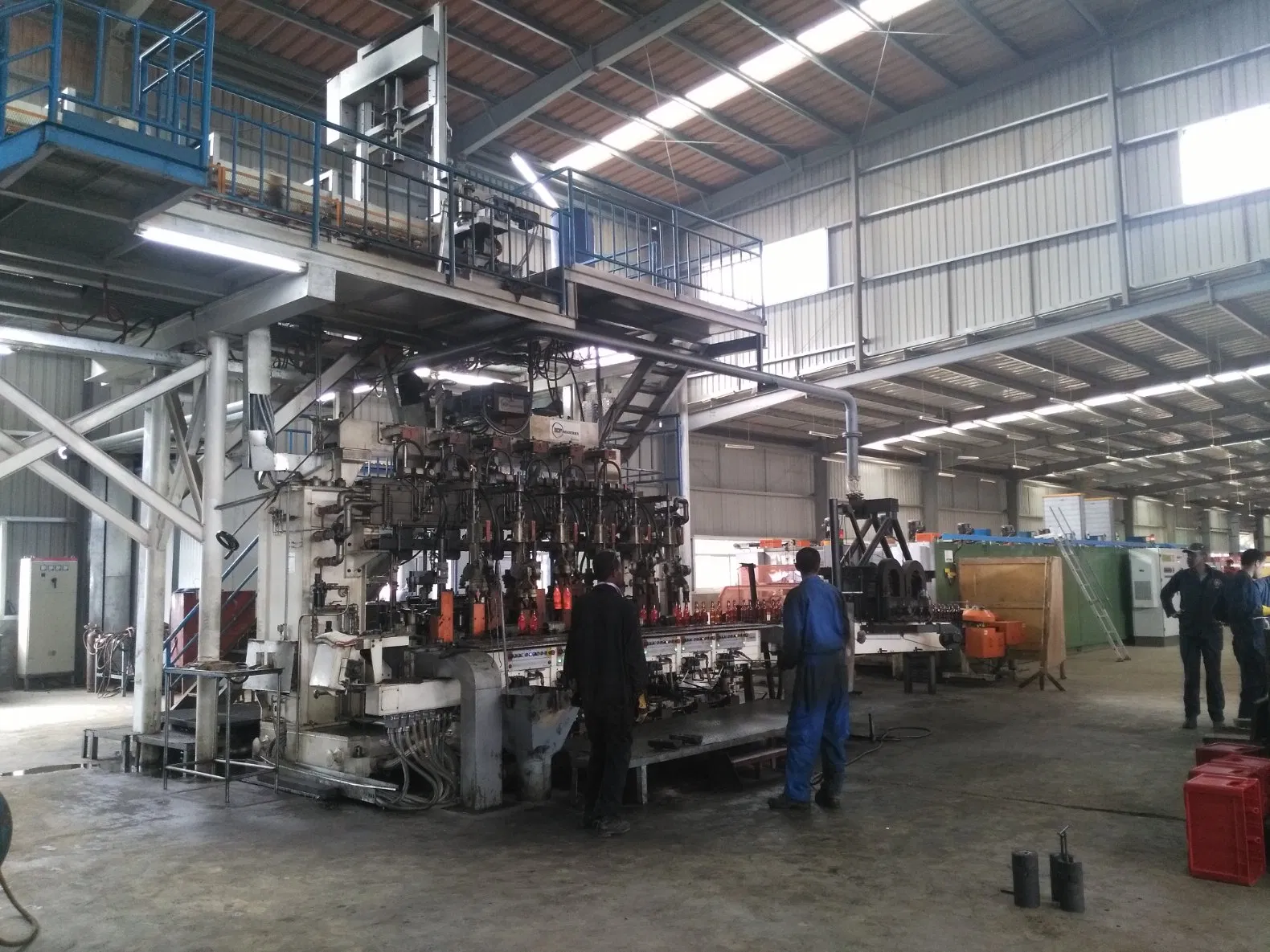 Glass Bottle Production Line, Glass Kiln for Glass Containers, Glass Machnery Customized