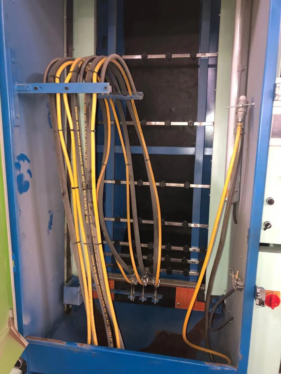 Professional Workshop Cabinet Model Contoured Grip Handle Glass Sandblasting Machine