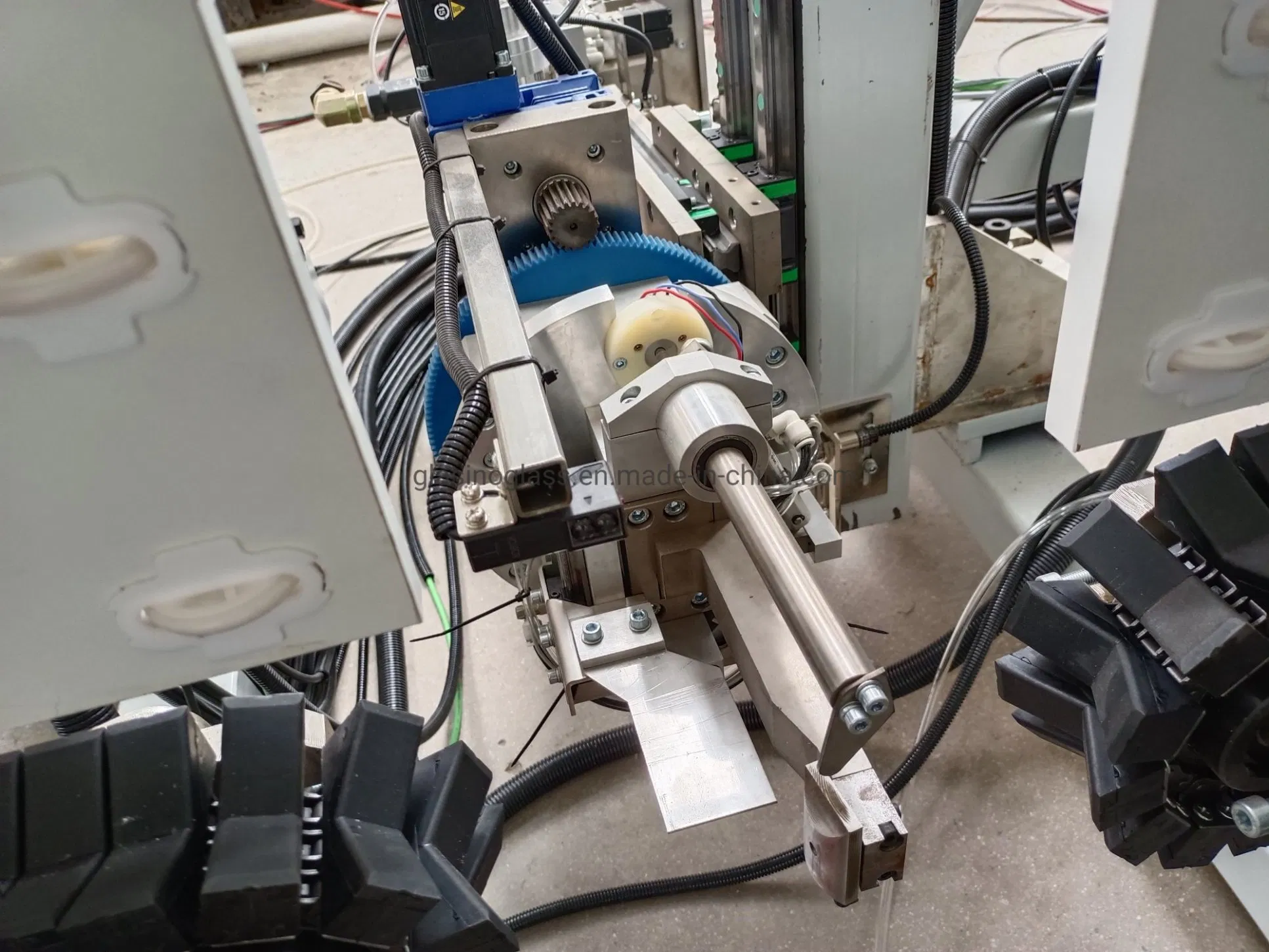 Automatic Sealing Robot Machine for Double Glazing Glass in Insulating Glass Making for Silicone Sealant Extruder in Window and Door Processing for Igu Glass