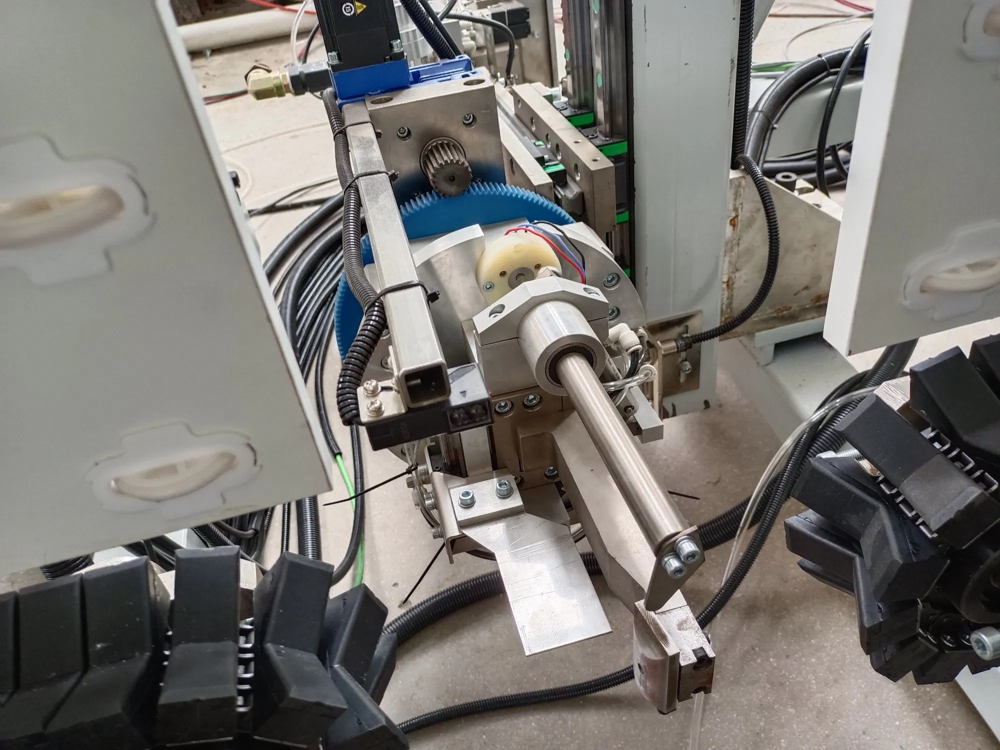 Automatic Vertical CNC Insulating Glass Silicone Sealant Sealing Robot for Double Glazing Glass Windows and Windows