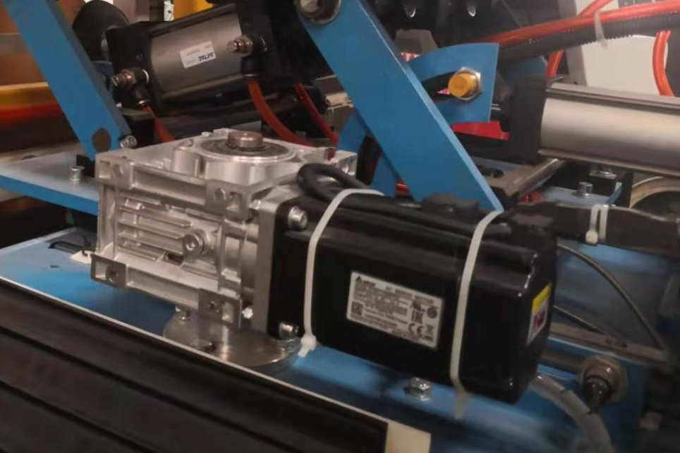 High-Quality Intelligent Glass Edging and Polishing Line with Robotics Arm