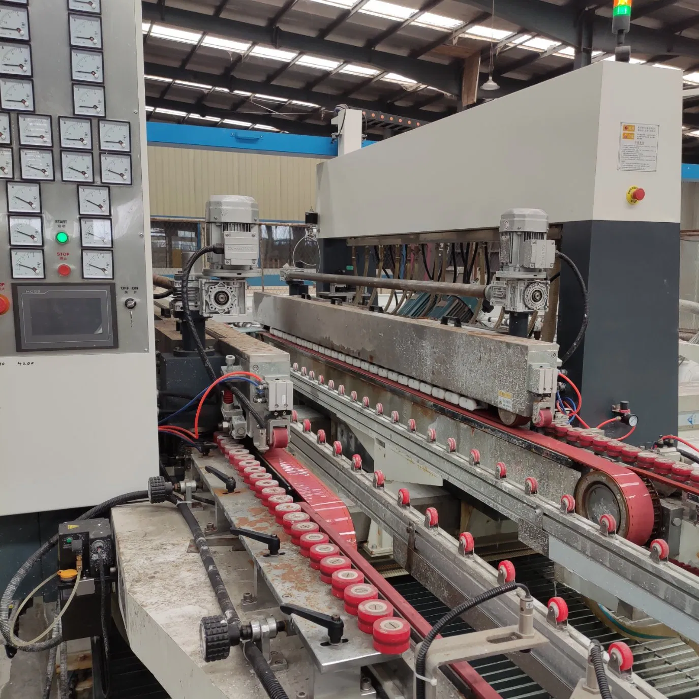 PLC Control Glass Processing Machinery Solar Panel Low E Glass Horizontal Double Sides Glass Edging Machine