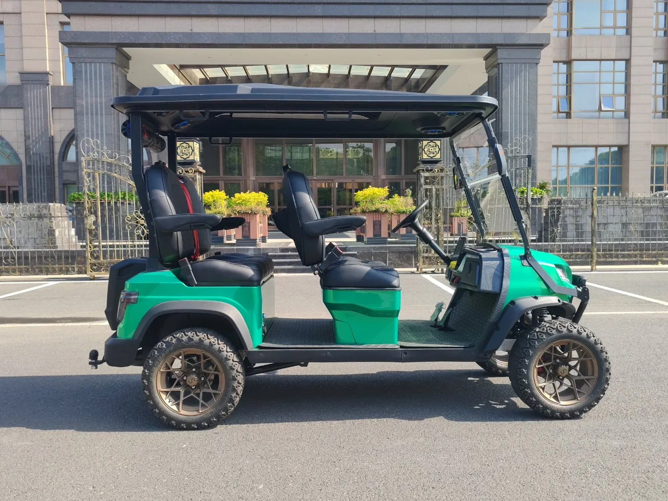 Factory Supply Golf Car 4 Wheel Electric Golf Cart OEM for Club, Park &amp; Scenic Area