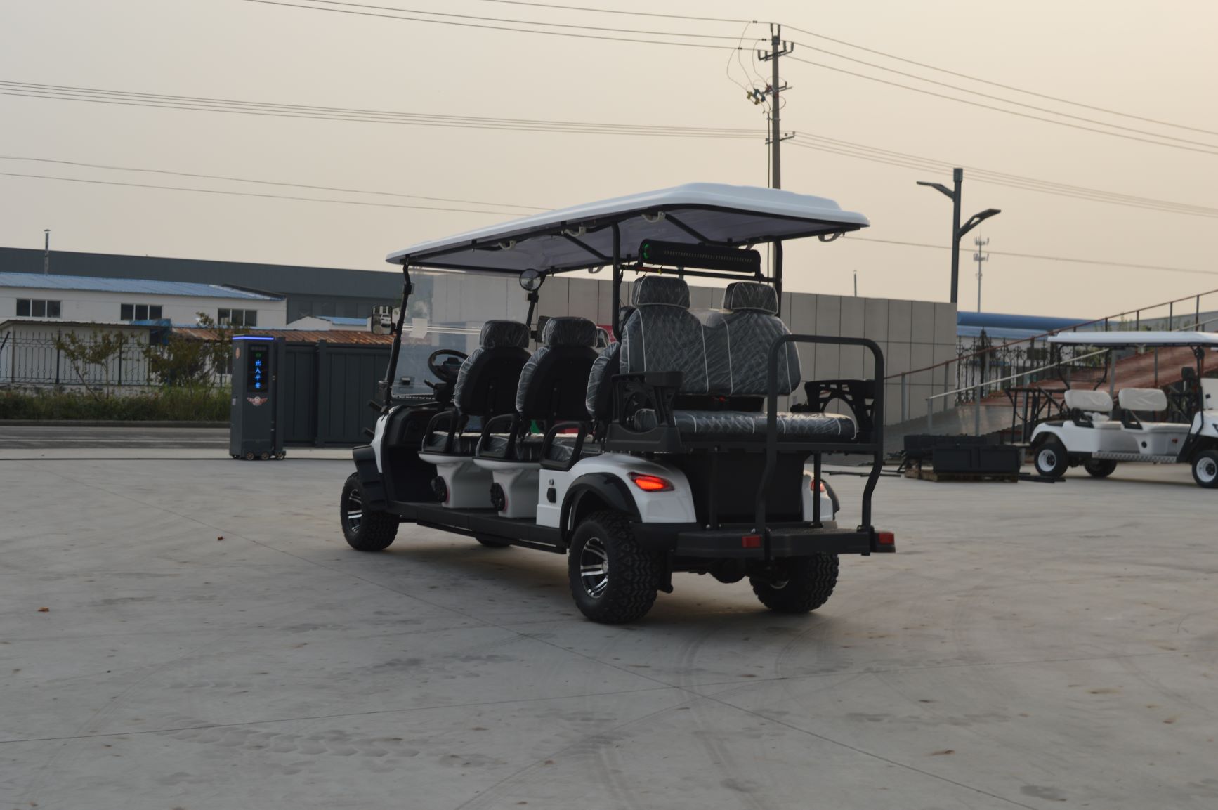Luxury Design Long-range Battery Life 8 Seater Electric Golf Cart 72 Volt for Golf Courses Resorts Scenic Area Sightseeing