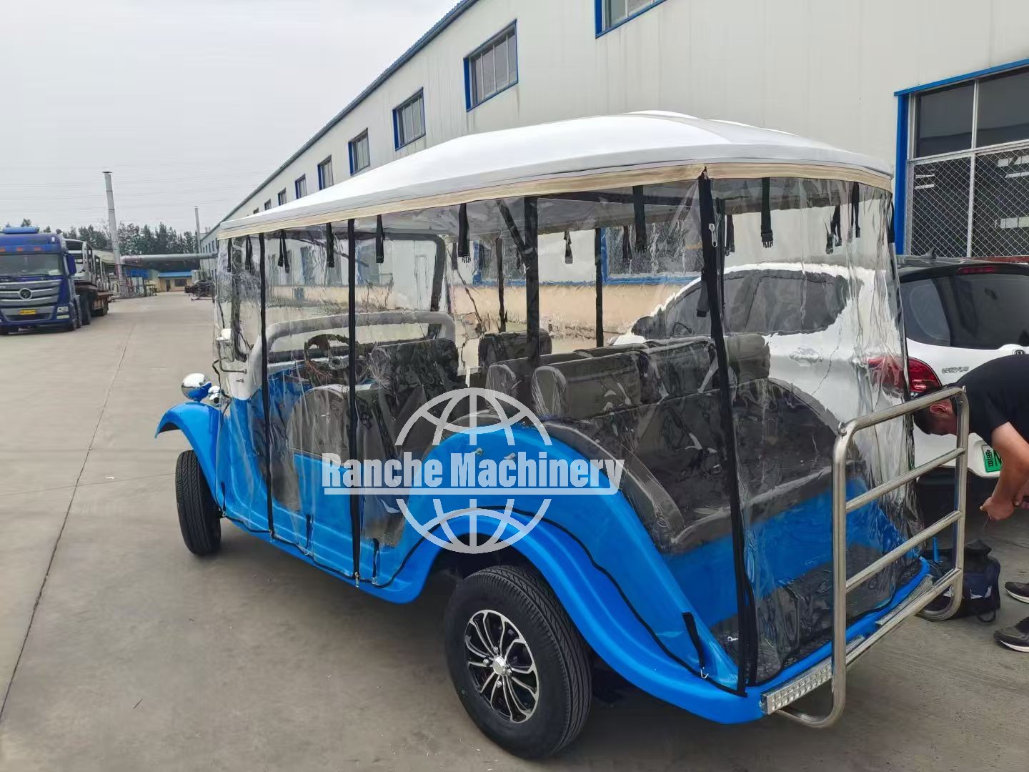 Customizable Four-Wheel Electric Vehicle Retro Classic Solar Powered Golf Cart with New Energy From Manufacturers